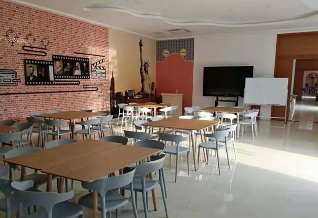 房间里有桌子和椅子描述已自动生成