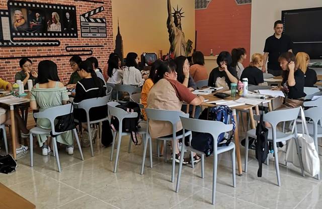 一群人在餐厅的桌子前描述已自动生成