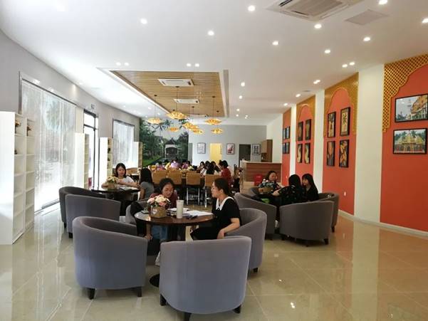 图片包含 天花板, 室内, 桌子, 房间描述已自动生成