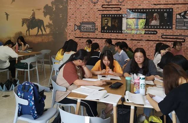 一群人坐在桌子前描述已自动生成