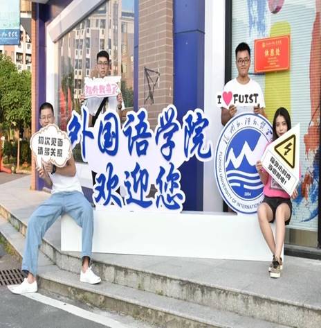 一群人在街道上走描述已自动生成