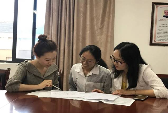 几个人在桌子前描述已自动生成