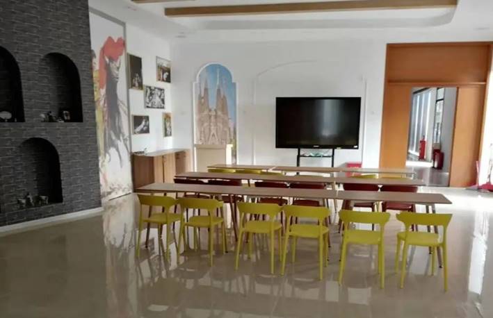 房间的摆设布局描述已自动生成