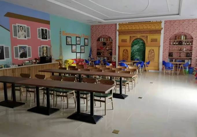 图片包含 室内, 桌子, 天花板, 房间描述已自动生成