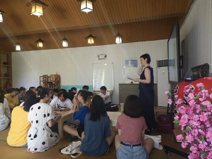 图片包含 室内, 天花板, 人, 房间描述已自动生成