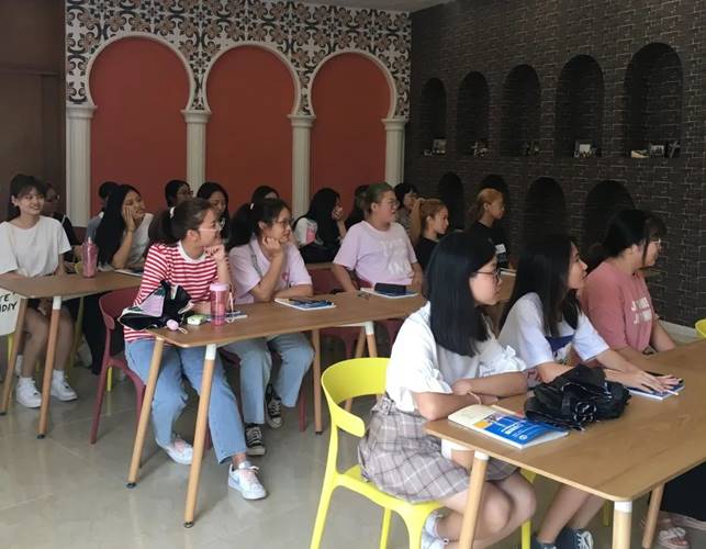 一群人坐在桌子前描述已自动生成