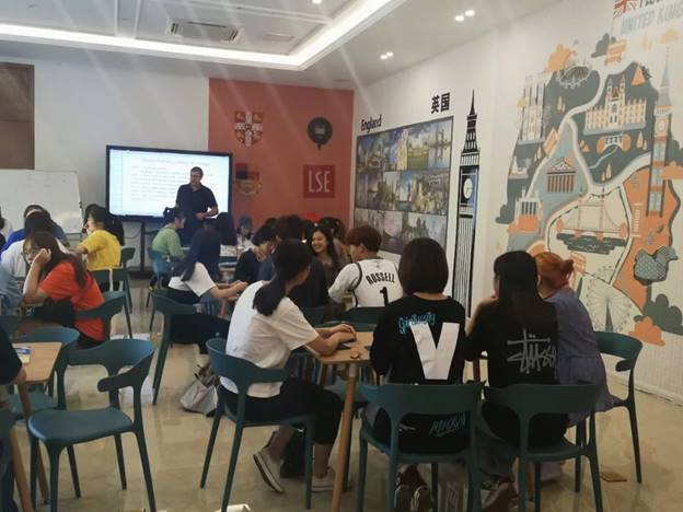 一群人在餐厅用餐描述已自动生成