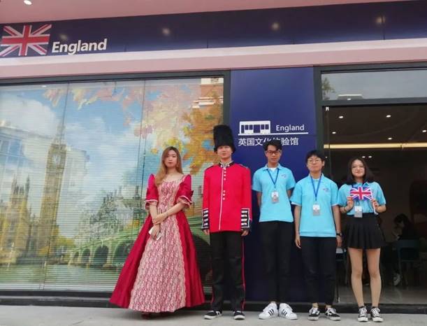 图片包含 站, 人, 路, 对着描述已自动生成