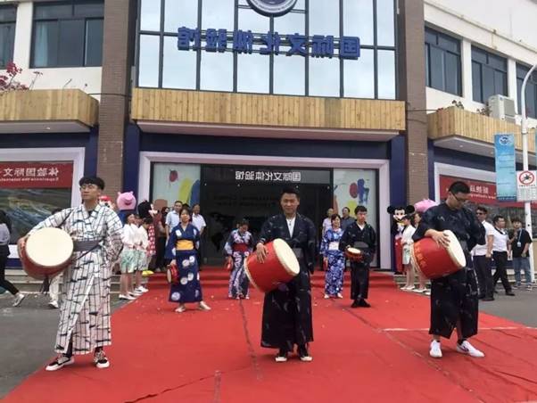 图片包含 建筑, 地毯, 户外, 人描述已自动生成