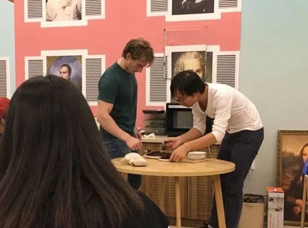 图片包含 游戏机, 桌子, 食物, 男人描述已自动生成