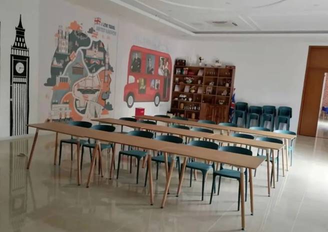 房间里有桌子和椅子描述已自动生成