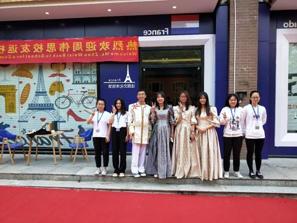 一群人站在商店前描述已自动生成