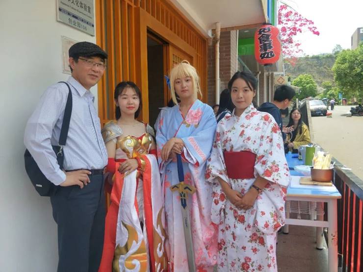 图片包含 人, 站, 服装, 女人描述已自动生成