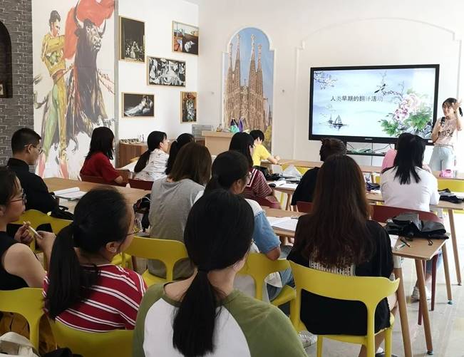 一群人在餐厅里描述已自动生成