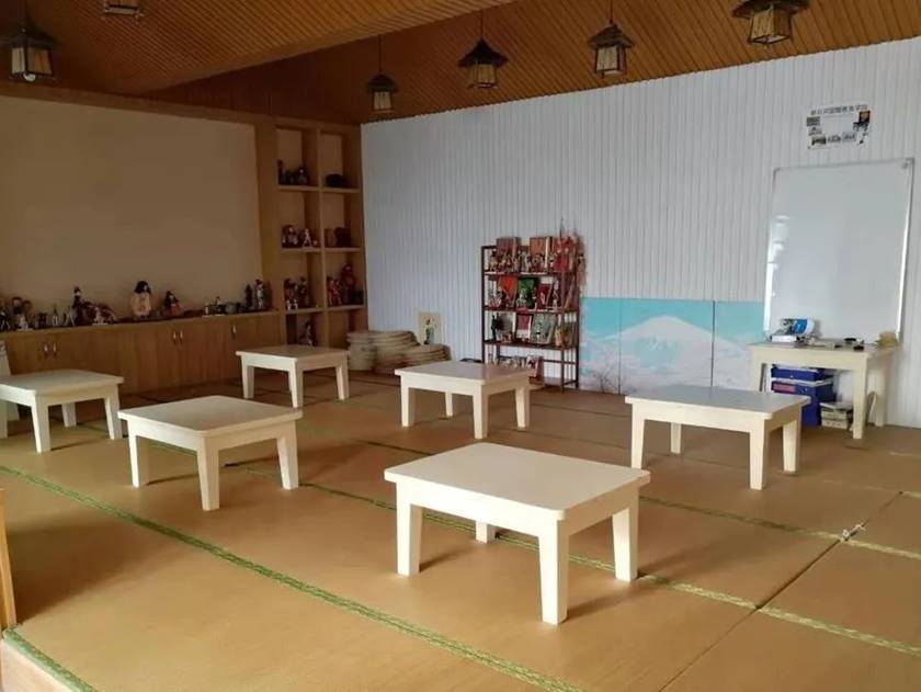 房间里有桌子和椅子描述已自动生成